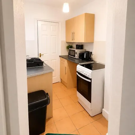 Cosy 1-bed Stay, Sleeps 4, Near Town 아파트 *